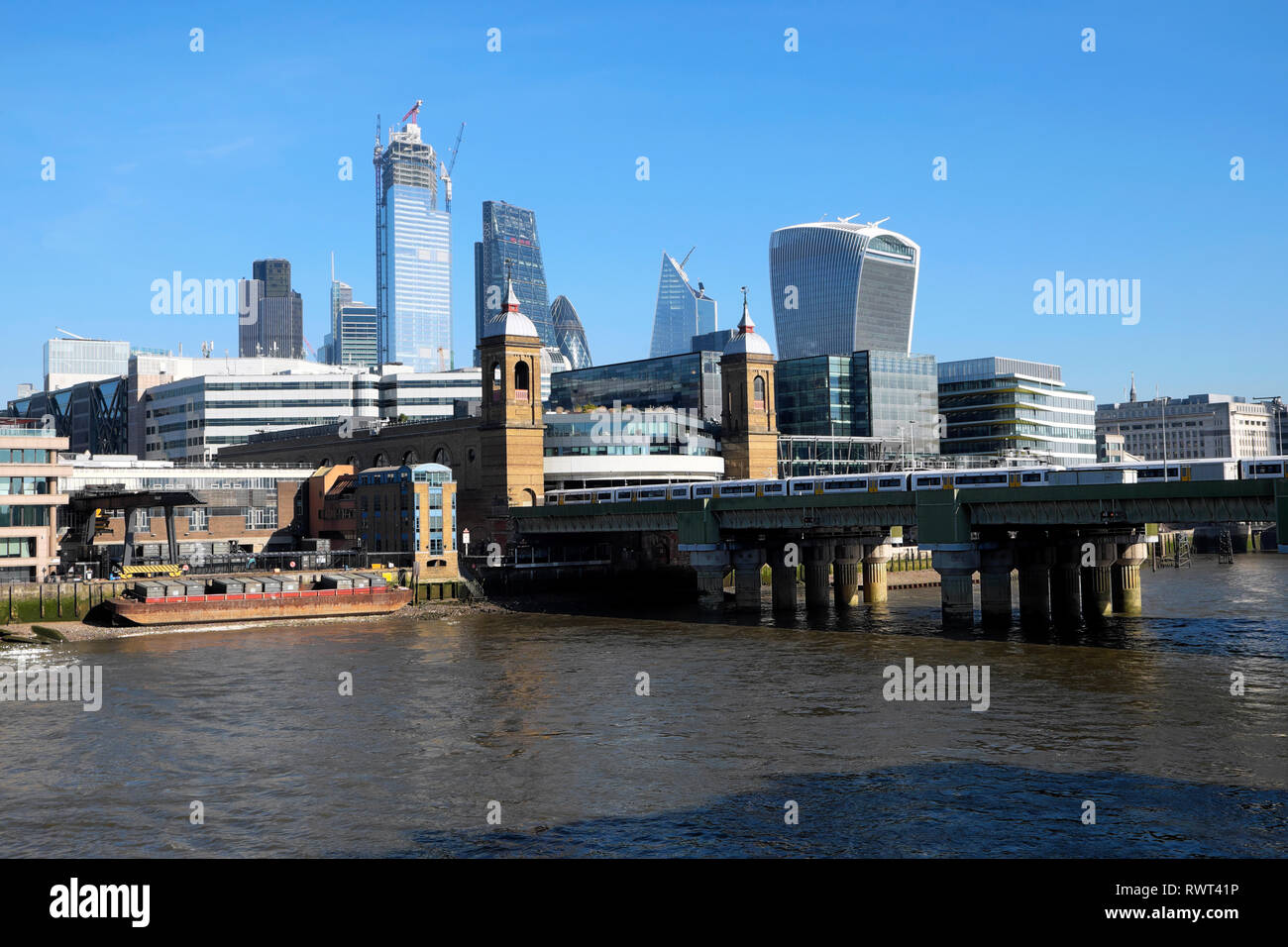 Skyline Skyline von Themse der Wolkenkratzer, Walbrook Wharf und Cannon Street Station, in der City von London England UK KATHY DEWITT Stockfoto