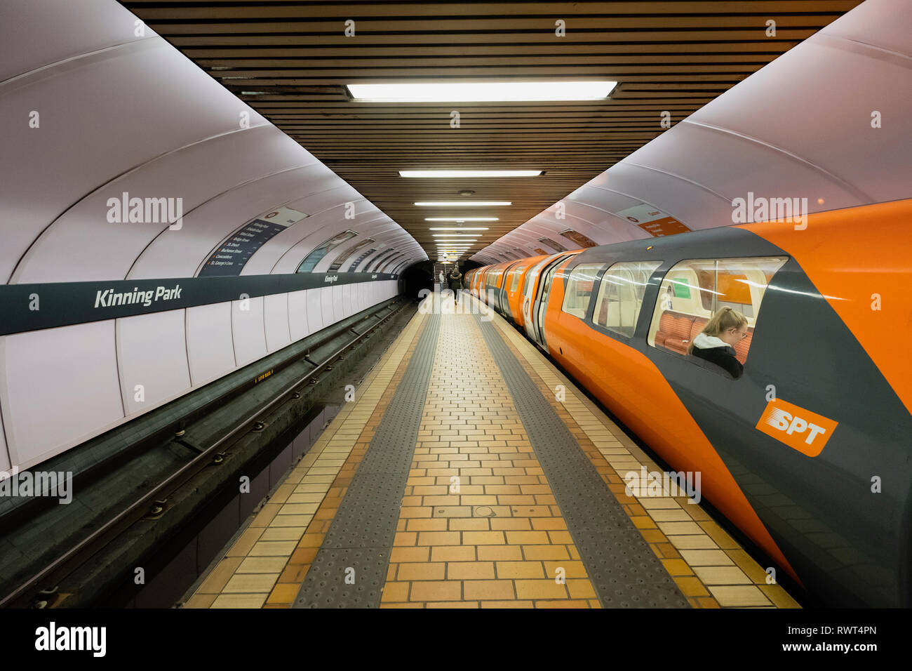 Anzeigen von Plattform- und Zug im Bahnhof der U-Bahn in Glasgow Glasgow, Schottland Großbritannien Stockfoto
