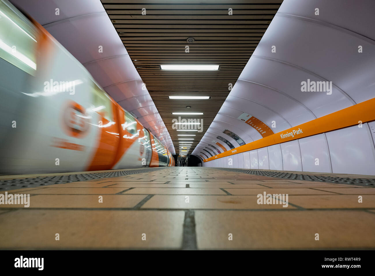 Anzeigen von Plattform- und Zug im Bahnhof der U-Bahn in Glasgow Glasgow, Schottland Großbritannien Stockfoto