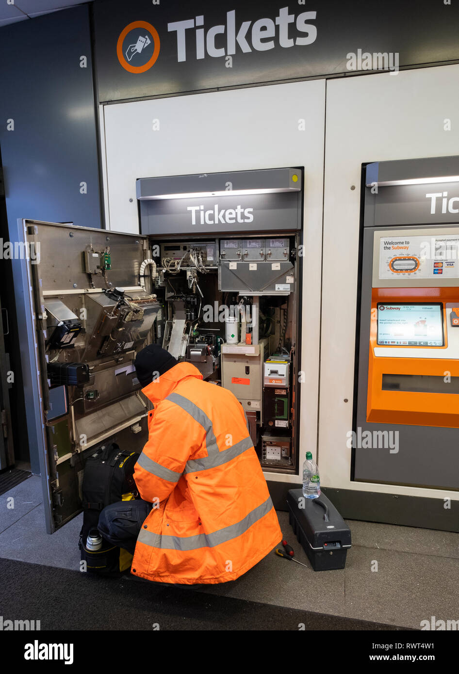 Techniker reparieren defekte Fahrkartenautomaten im Bahnhof der U-Bahn in Glasgow Glasgow, Schottland Großbritannien Stockfoto