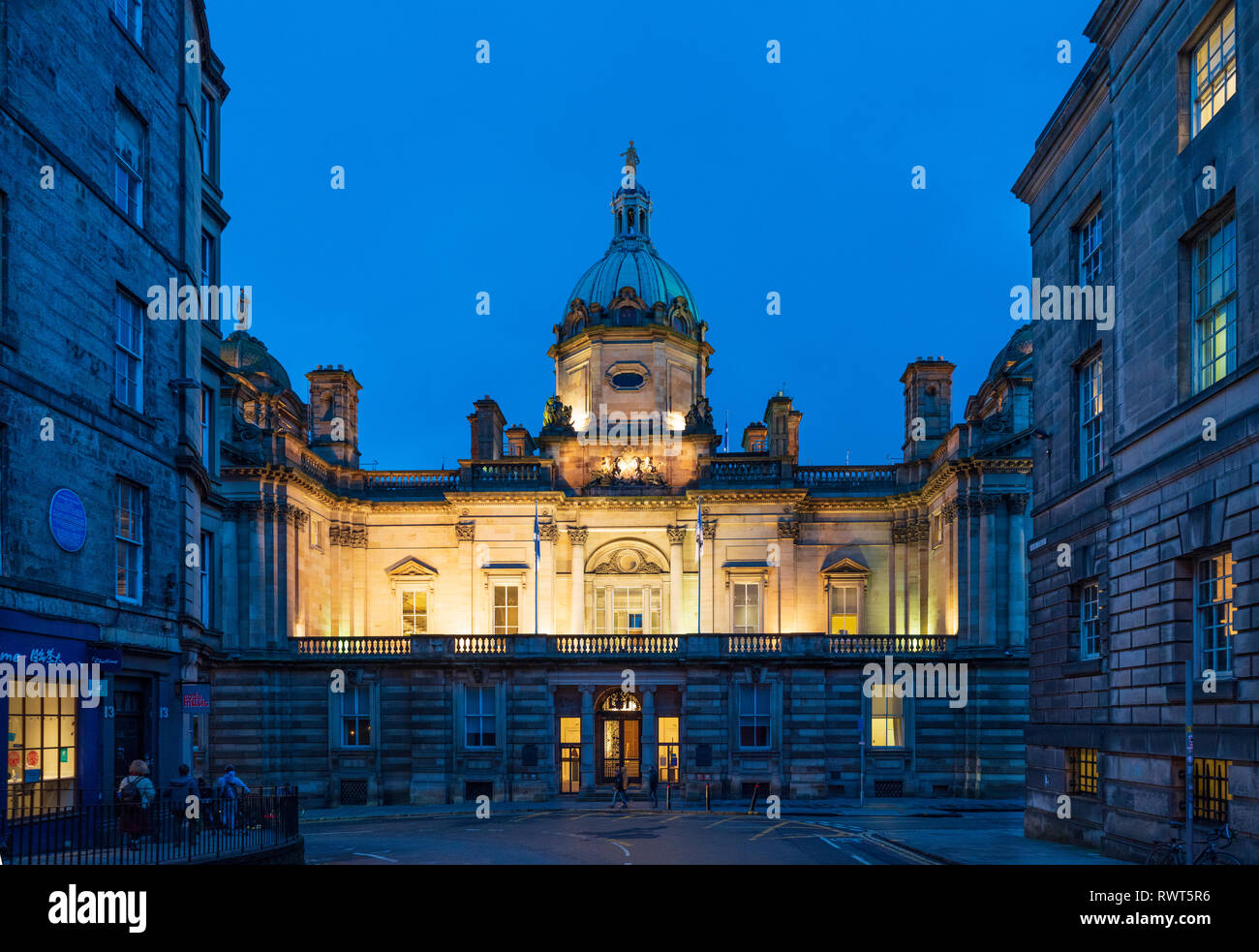 Nachtansicht des Schottischen Sitz der Lloyds Banking Group auf dem Damm in Edinburgh im Jahre 1806 als Hauptsitz der Bank von Schottland, England Stockfoto
