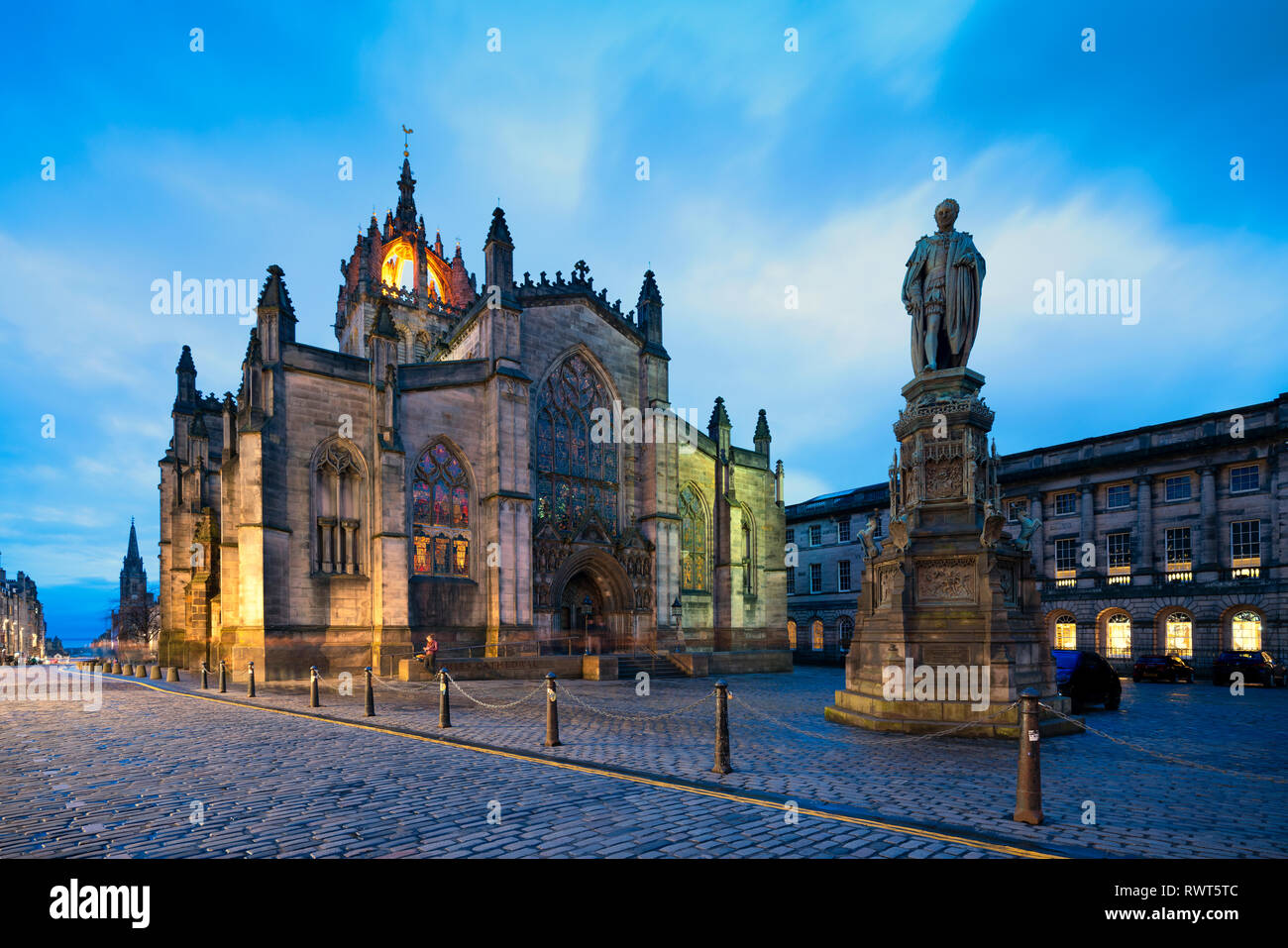 Nacht Blick von St Giles' Cathedral, oder die hohen Kirk von Schottland, auf der Royal Mile in der Altstadt von Edinburgh, Schottland, Großbritannien Stockfoto