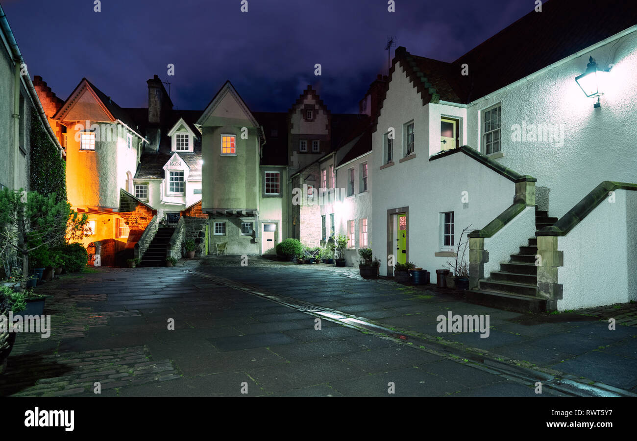 Ansicht der alten Häuser und Innenhof im White Horse Schließen bei Nacht in der Altstadt von Edinburgh, Schottland, Großbritannien Stockfoto