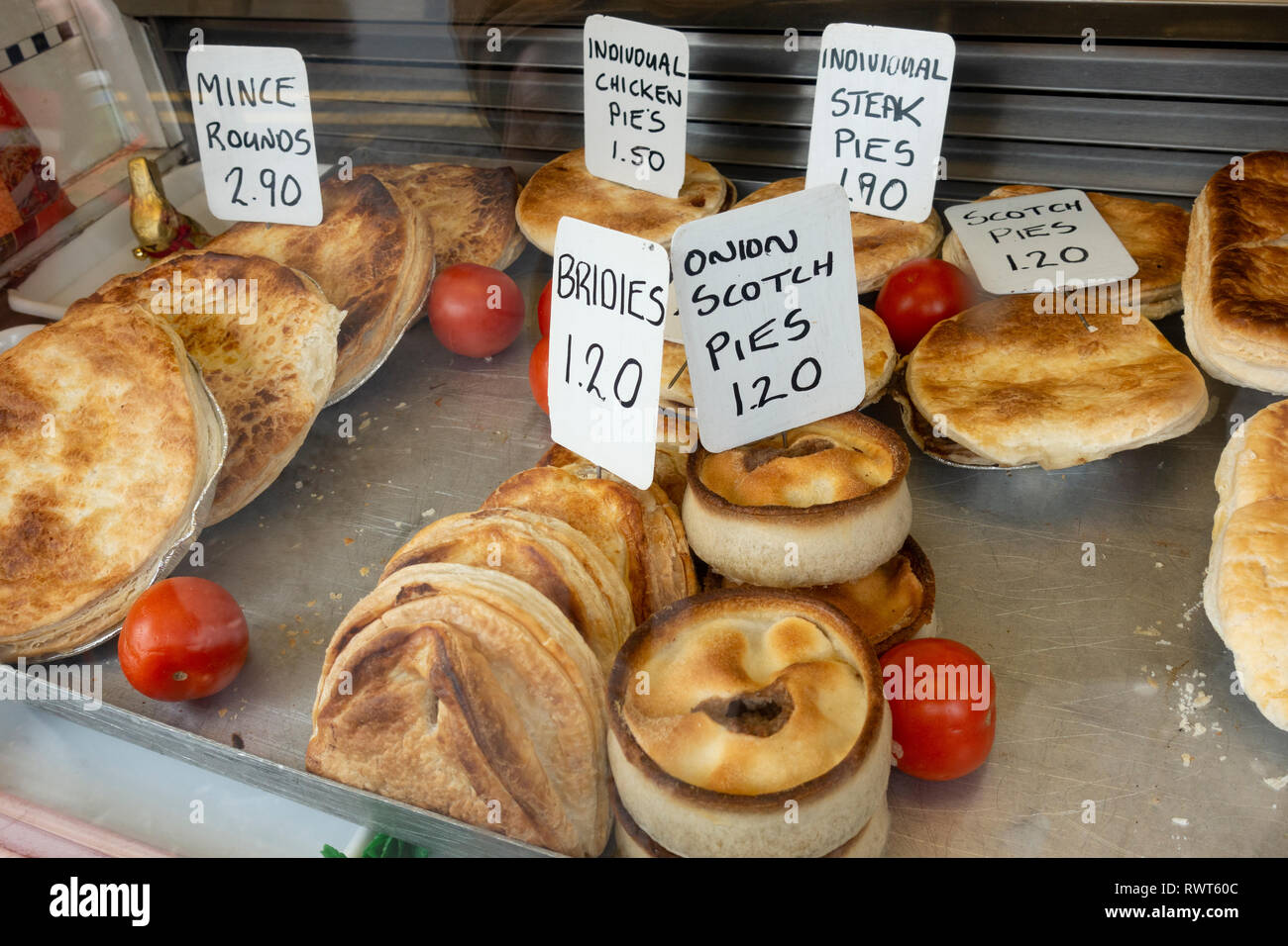 Traditionelle schottische Torten und Bräute für Verkauf im Land Shop Metzger an der High Street in Glasgow East End, Schottland, Großbritannien Stockfoto