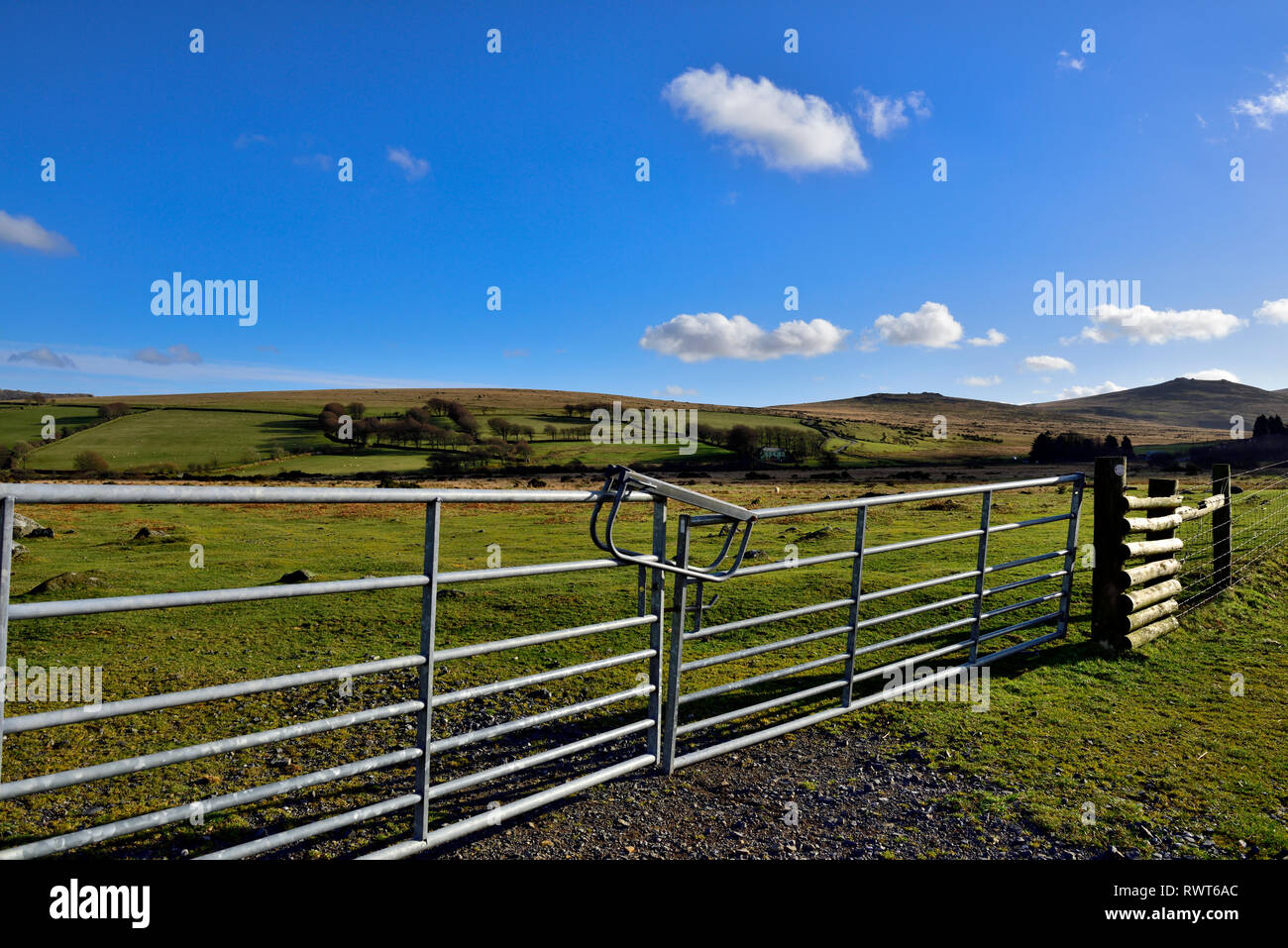 Modernes Metall farm Gate in die Felder neben den Dartmoor Nationalpark Dartmoor Hügel im Hintergrund Stockfoto