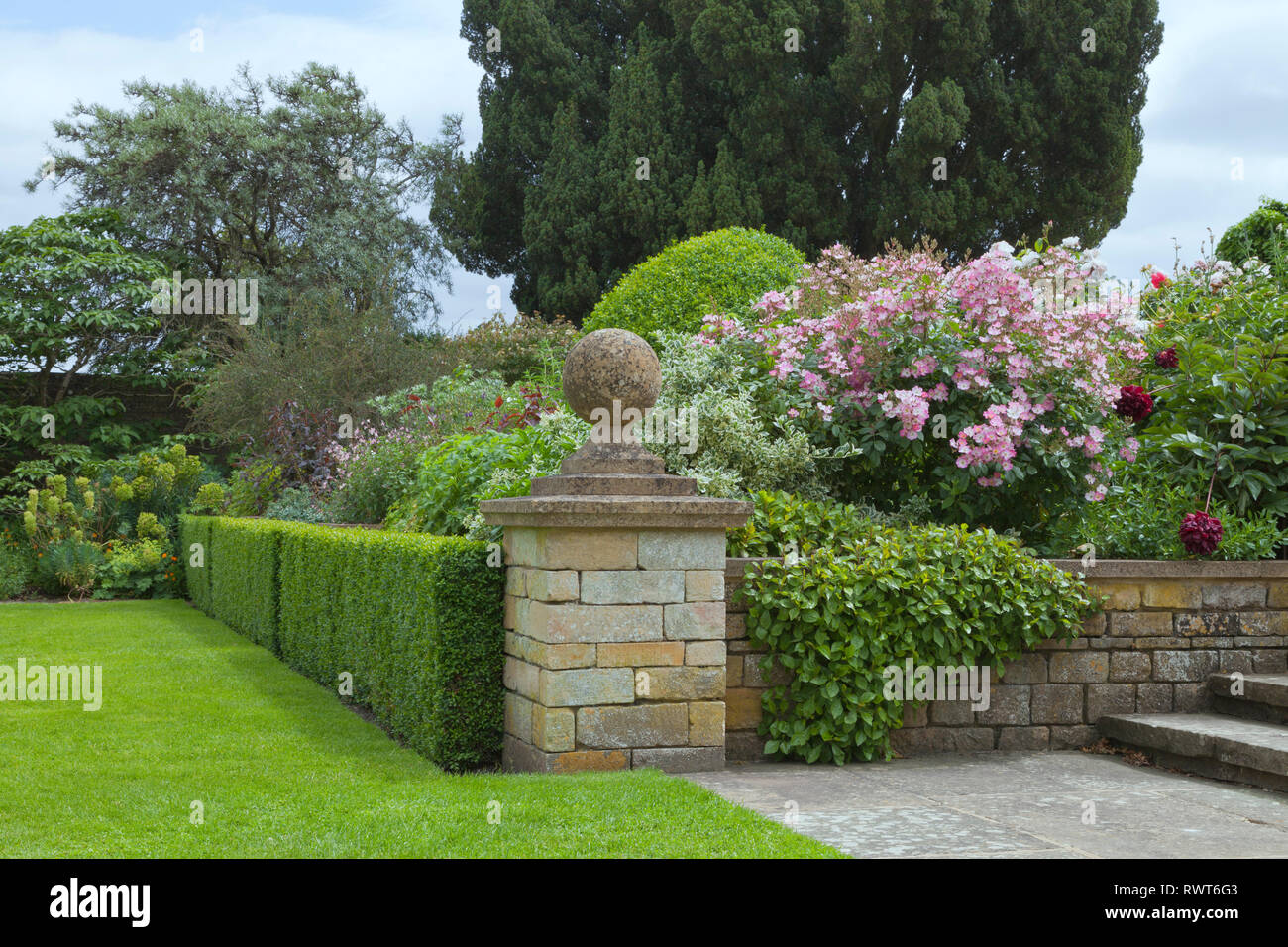 Angelegter Garten Mit Rosen Blumen In Voller Blute Straucher Und