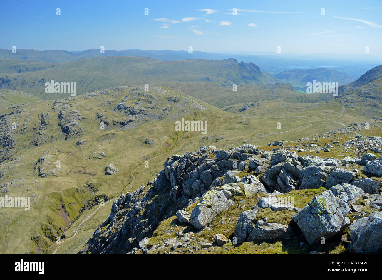 Langdale Pikes gesehen vom Großen Ende auf Spaziergang von Scafell Pike Stockfoto