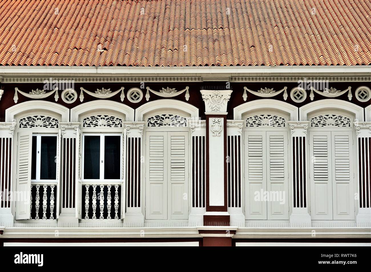 Traditionelle vintage Singapore Straits Chinesisch oder Peranakan shop Haus mit antiken weiße hölzerne Lamellenfensterläden, Bogenfenstern in Little India Stockfoto