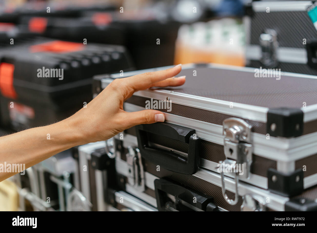 Weibliche hand nimmt eine kleine Aluminiumgehäuse Stockfoto