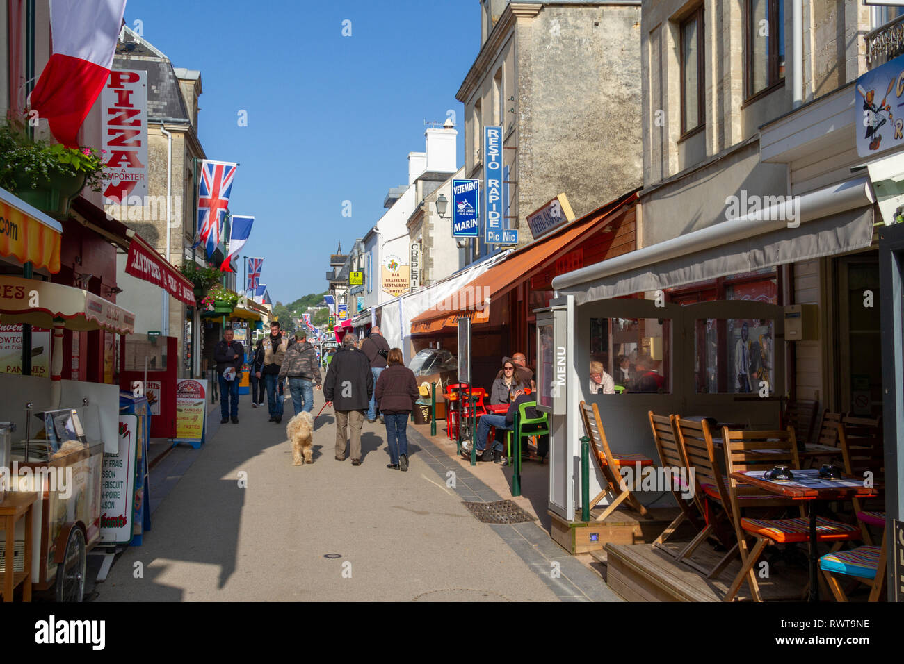 Allgemeine Ansicht des kleinen französischen Hafenstadt Arromanches (Arromanches-les-Bains), Normandie, Frankreich. Stockfoto