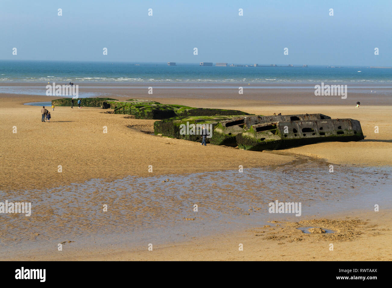 "Pontons Käfer', Teil der Maulbeere Hafen, am Strand von Arromanchess (Arromanches-les-Bains), Normandie, Frankreich gestrandet. Stockfoto