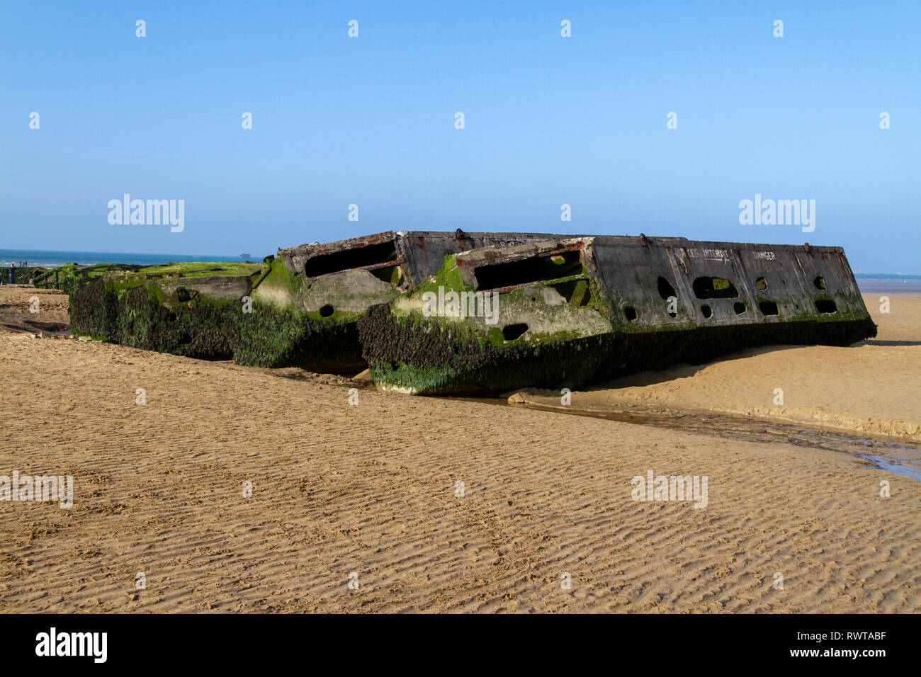 "Pontons Käfer', Teil der Maulbeere Hafen, am Strand von Arromanchess (Arromanches-les-Bains), Normandie, Frankreich gestrandet. Stockfoto