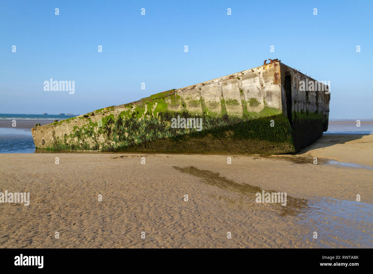 Eine Spud Pier aus den Maulbeerbäumen auf Gold Strand bei Arromanches (Arromanches-les-Bains), Normandie, Frankreich. Stockfoto