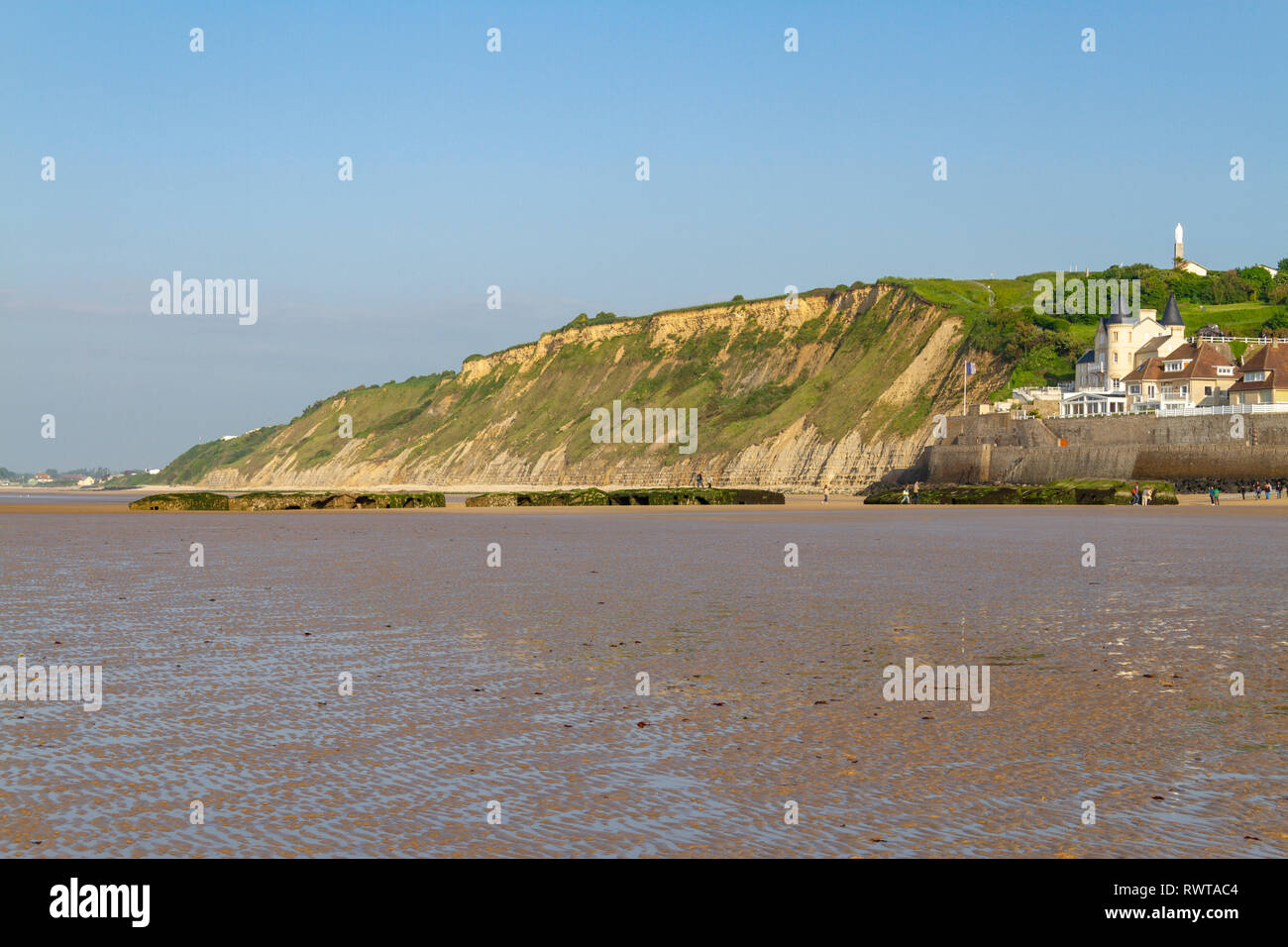 Blick über Gold Strand in Richtung Teil der Reste der Maulbeere Hafen, Arromanches (Arromanches-les-Bains), Normandie, Frankreich. Stockfoto
