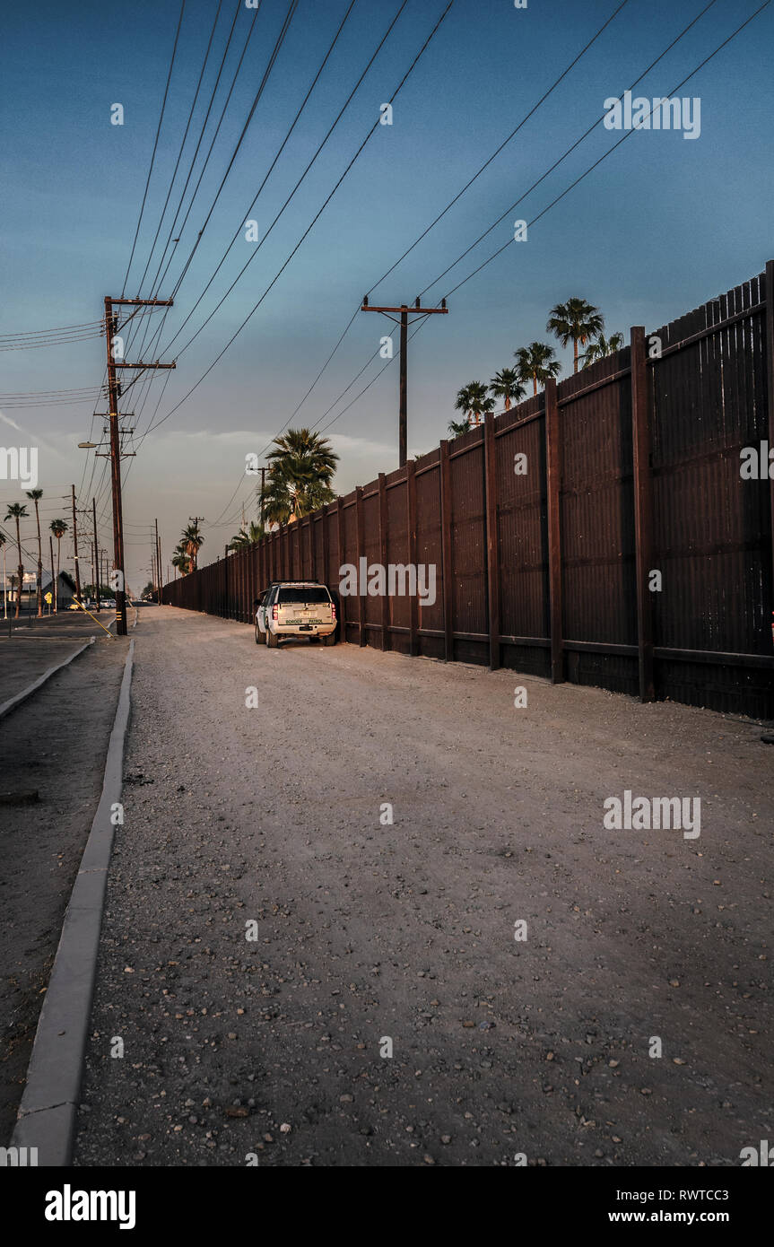 Border Patrol Fahrzeug beobachten für illegale Einwanderer überqueren Zaun in der Innenstadt von Calexico Kalifornien, östlich der Innenstadt von der Einreise, April 2018. Stockfoto