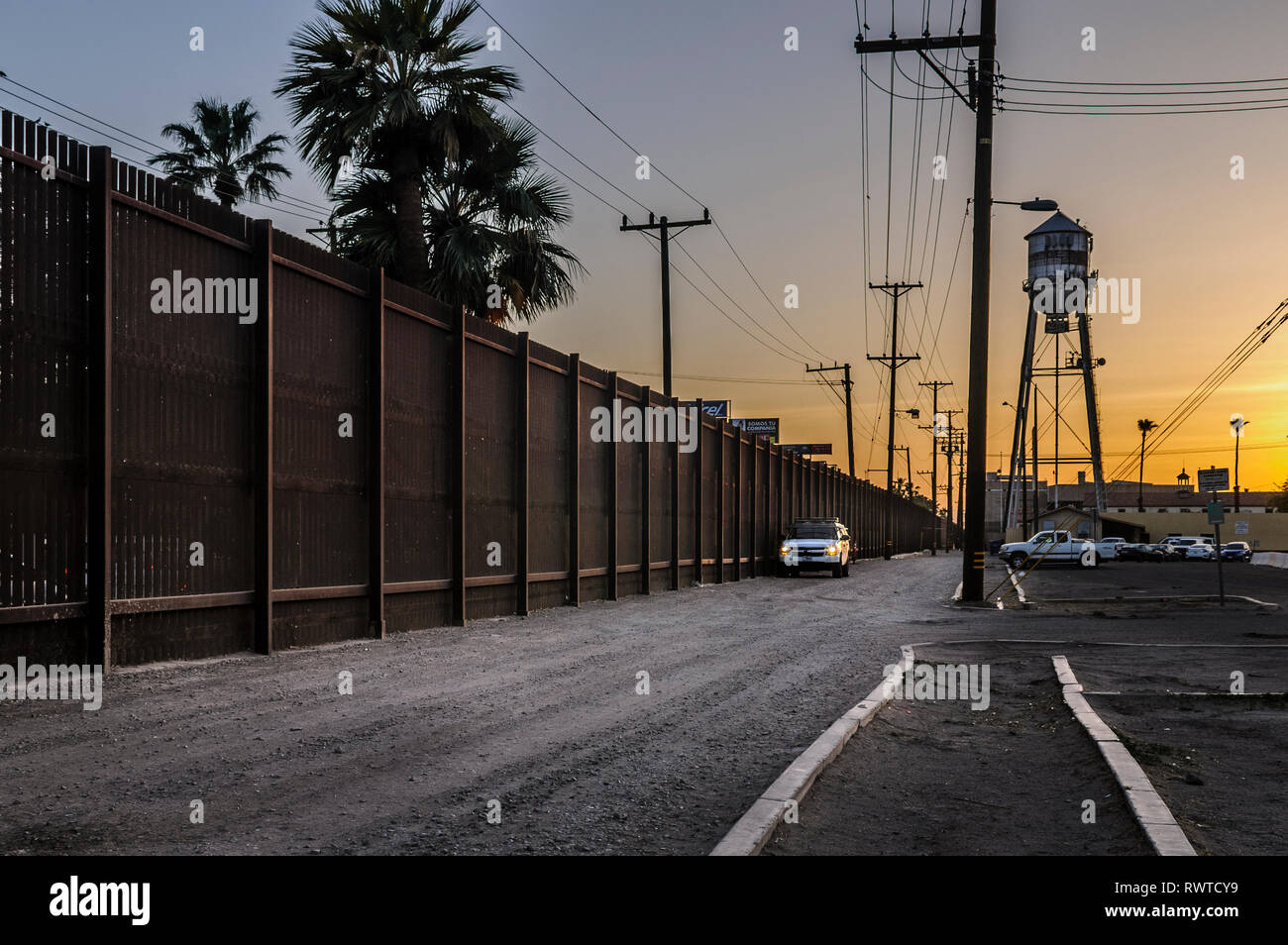 Border Patrol Fahrzeug beobachten für illegale Einwanderer überqueren Zaun in der Innenstadt von Calexico Kalifornien, östlich der Innenstadt von der Einreise, April 2018. Stockfoto