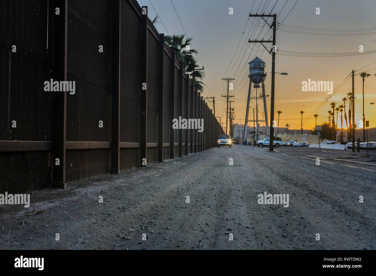 Border Patrol Fahrzeug beobachten für illegale Einwanderer überqueren Zaun in der Innenstadt von Calexico Kalifornien, östlich der Innenstadt von der Einreise, April 2018. Stockfoto