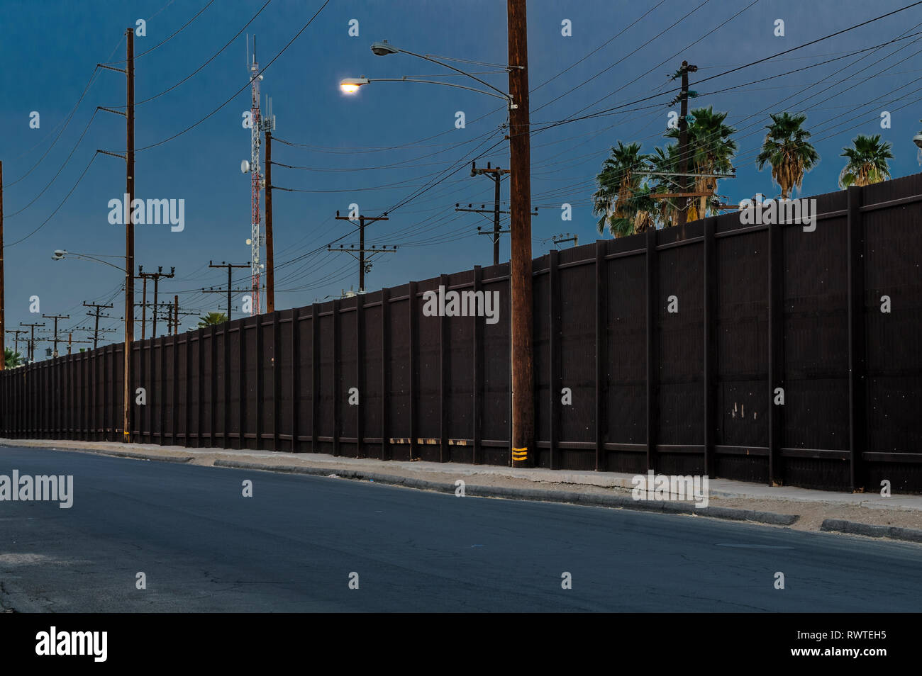 Grenzzaun in der Innenstadt von Calexico Kalifornien, östlich der Innenstadt von der Einreise, April 2018 Stockfoto