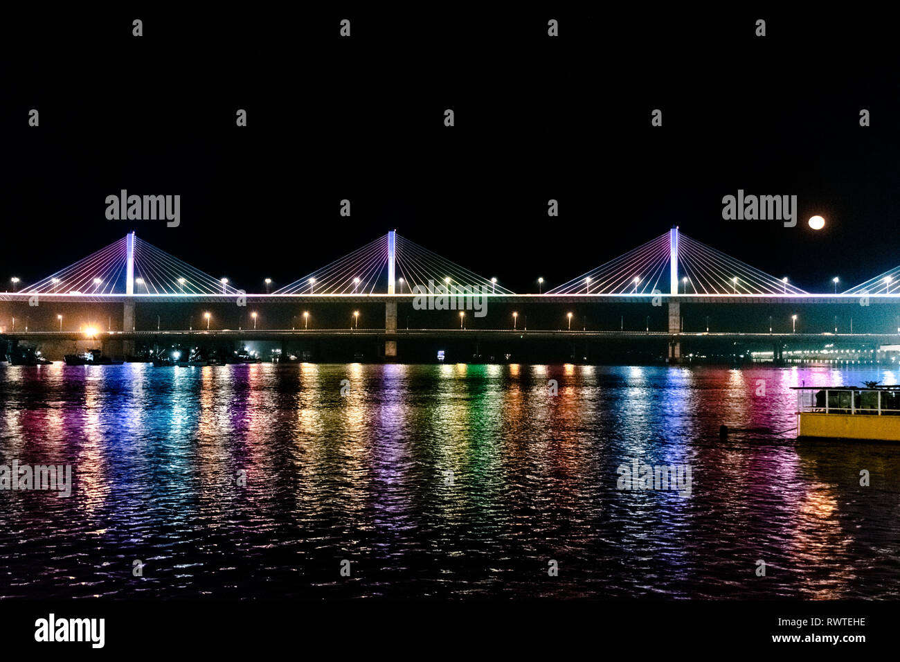 Sehr berühmt, Mandovi River Bridge, auch bekannt als Atal Setu ist einer der größten Schrägseilbrücke und wird auch bei Nacht beleuchtet. Stockfoto