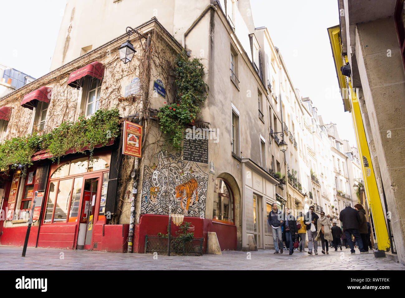 Paris Street - Äußere des Israelischen Restaurant Chez Marianne auf der Rue des Rosiers im Marais-Viertel von Paris, Frankreich, Europa. Stockfoto
