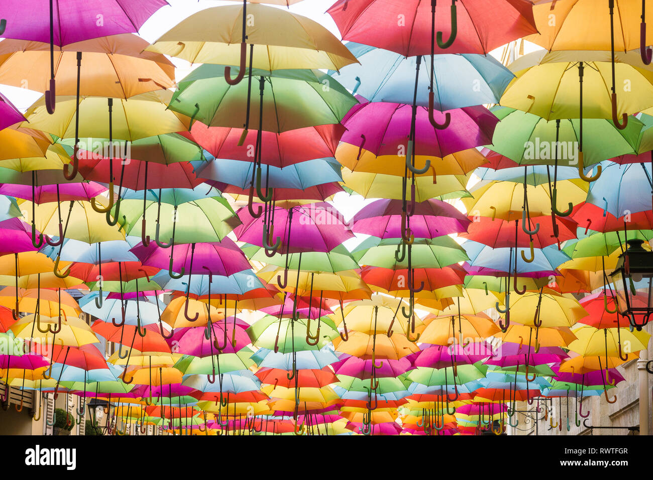 Hängende Regenschirme - Regenschirm 'Himmel' über open air Passage Royal in  Paris, Frankreich Stockfotografie - Alamy