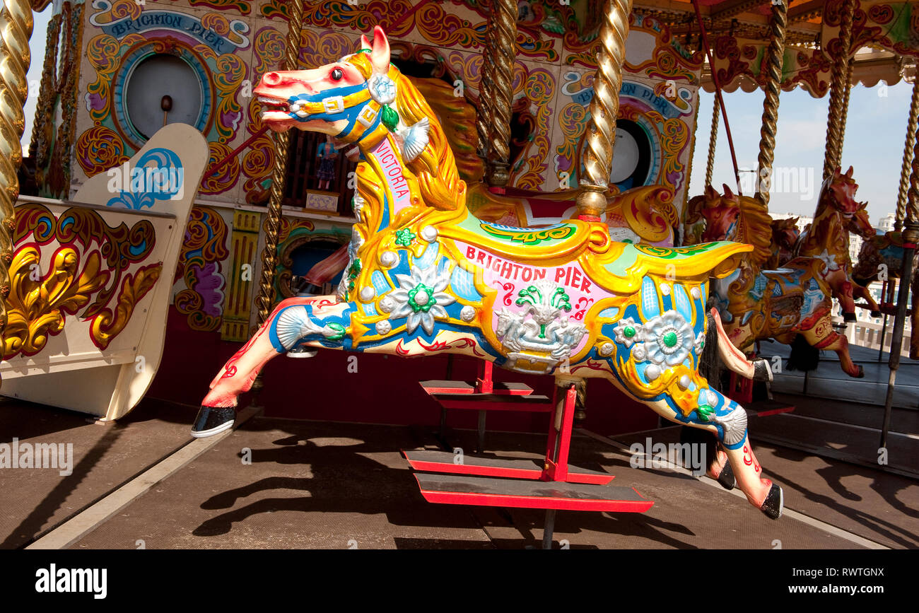 Malte Pferd auf einem Karussell auf dem Brighton Palace Pier, in der Küstenstadt Brighton, Sussex, England. Stockfoto