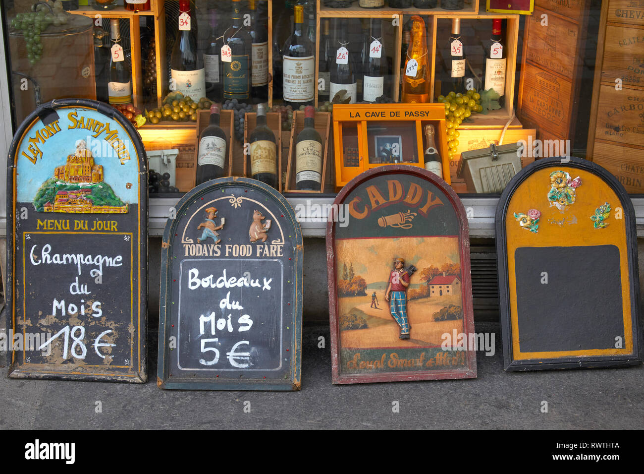 PARIS, Frankreich, 23. JULI 2017: Wein Shop mit alten und lustige Tafel mit Wein Preise in Paris, Frankreich Stockfoto