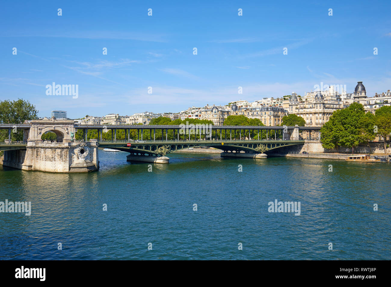 Berühmte Bir Hakeim Bridge View und Seine Fluss an einem sonnigen Sommertag in Paris, Frankreich Stockfoto