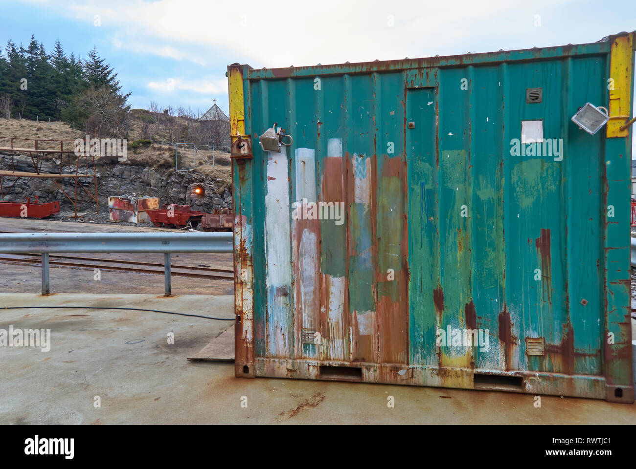 Eine alte Hälfte Container mit verschiedenen Lackierungen auf dem Kai des Batbygg Werft auf der Insel Maloy in Norwegen abgelegt. Stockfoto