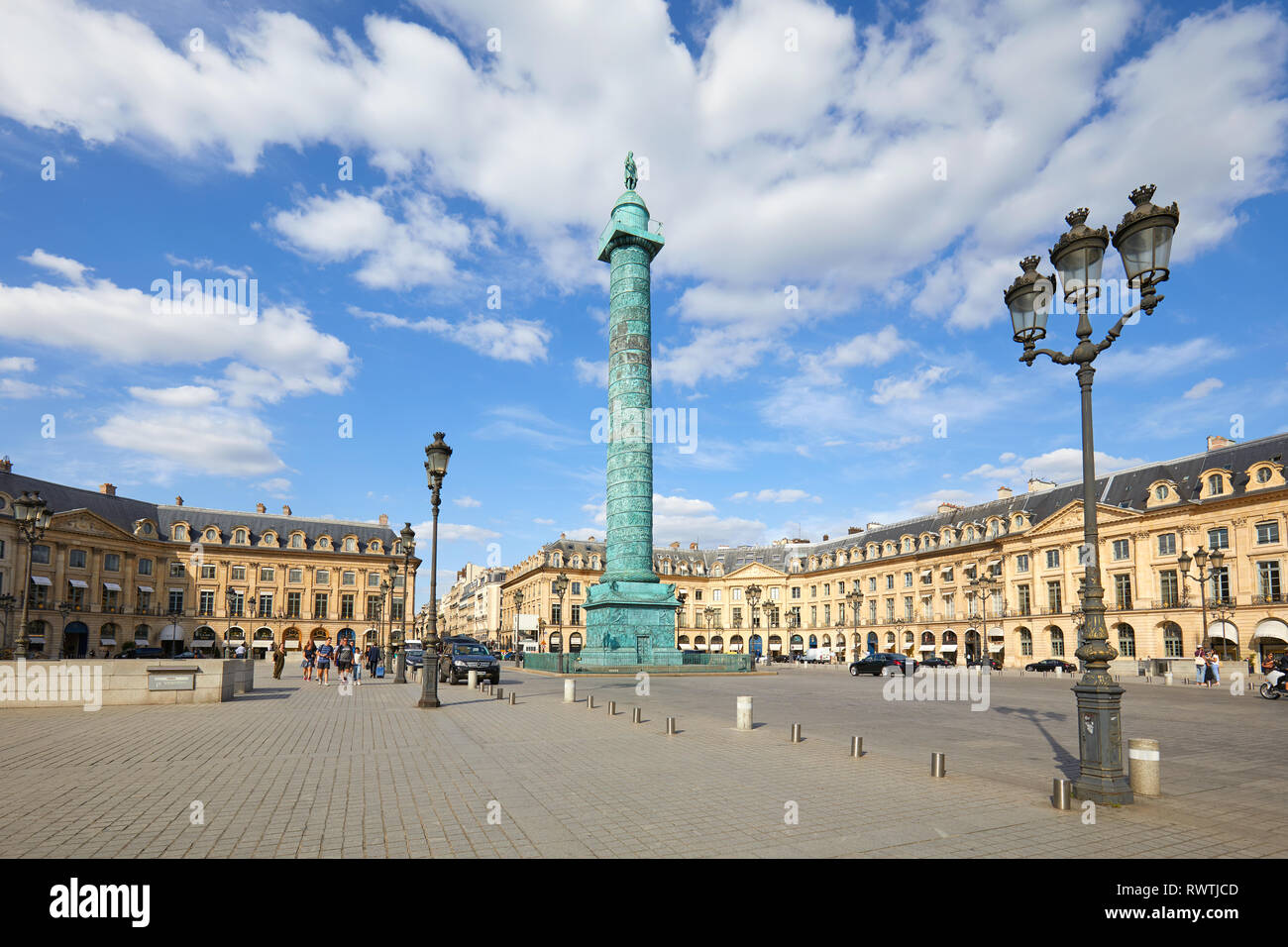 PARIS, Frankreich, 21. JULI 2017: Place Vendôme mit Menschen und Touristen an einem sonnigen Sommertag in Paris, Frankreich. Stockfoto