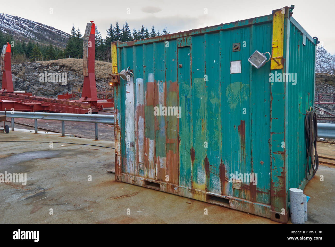 Ein 10' Container auf dem Kai des Trockendock von Batybgg Werft in Maloy, Norwegen. Stockfoto