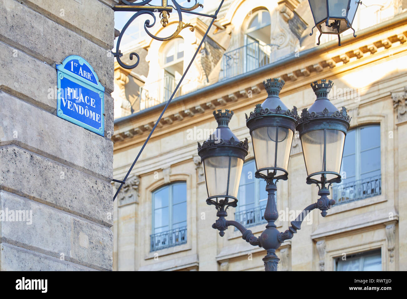 PARIS, Frankreich, 21. JULI 2017: berühmte Place Vendome Ecke mit Straßenschild und Lampe in Paris, Frankreich. Stockfoto