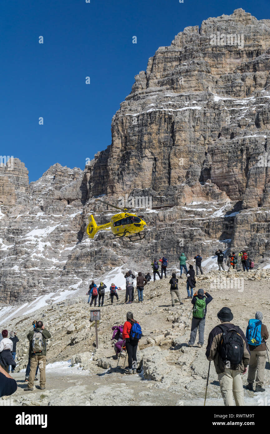 Tre Cime di Lavaredo, Italien, 22. September 2017 Eine italienische Rettungshubschrauber in der Nähe der Drei Zinnen in Südtirol Dolomiten, Italien Stockfoto