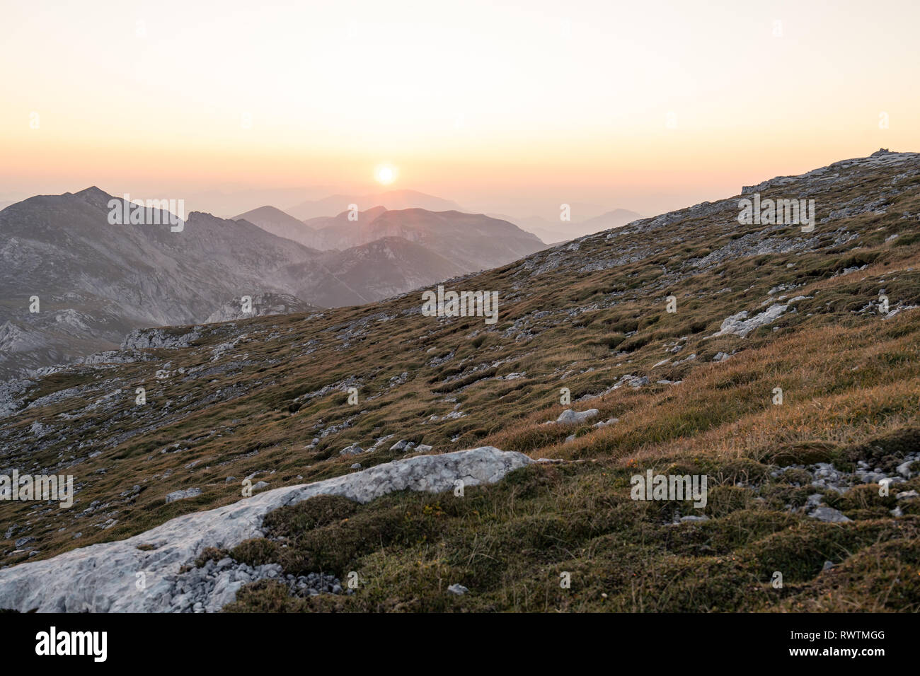 Morgen Sonnenaufgang neben dem Schiestelhaus auf der Oberseite des Hochschwab Berg in Österreich Stockfoto