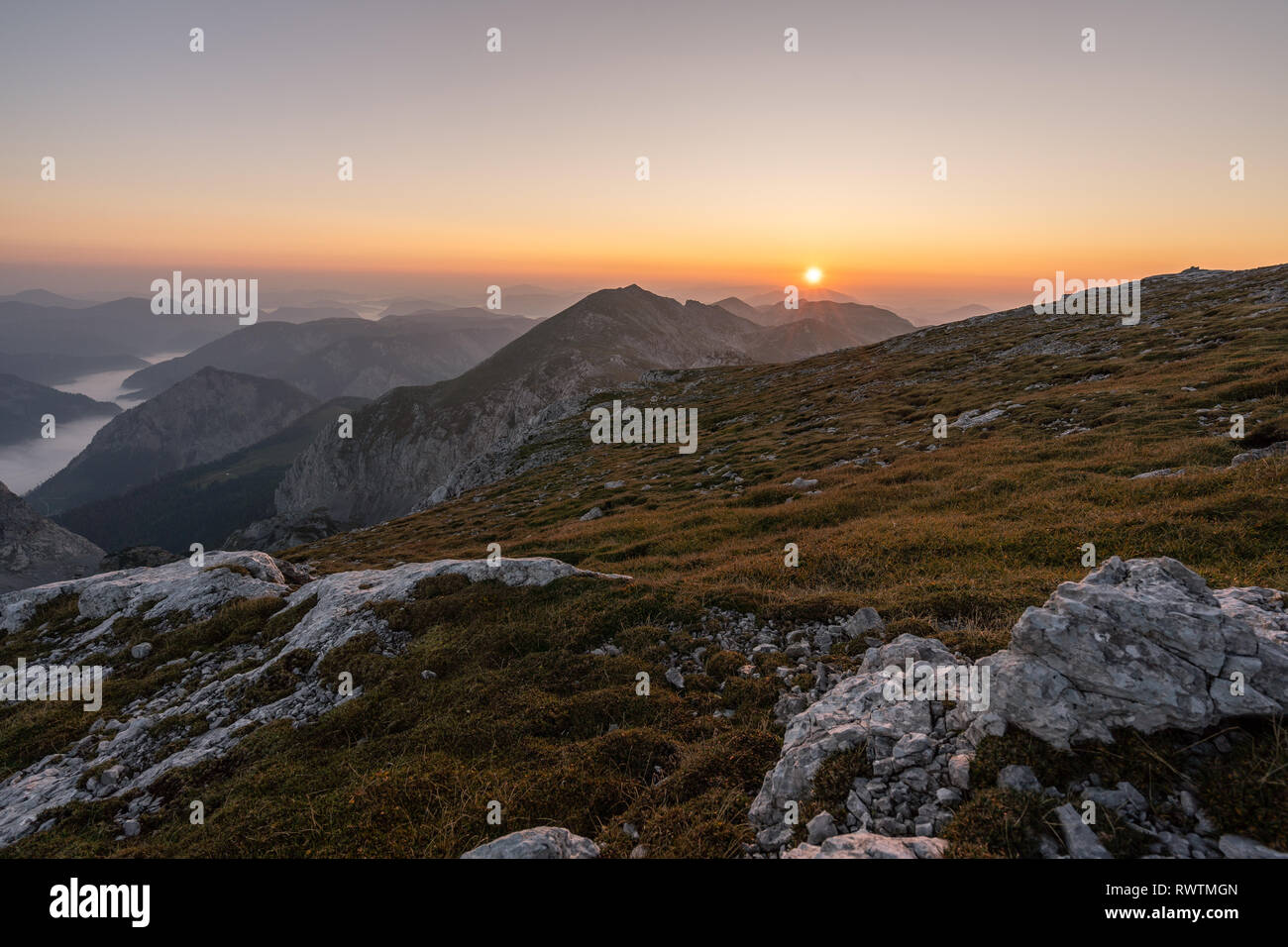Morgen Sonnenaufgang neben dem Schiestelhaus auf der Oberseite des Hochschwab Berg in Österreich Stockfoto