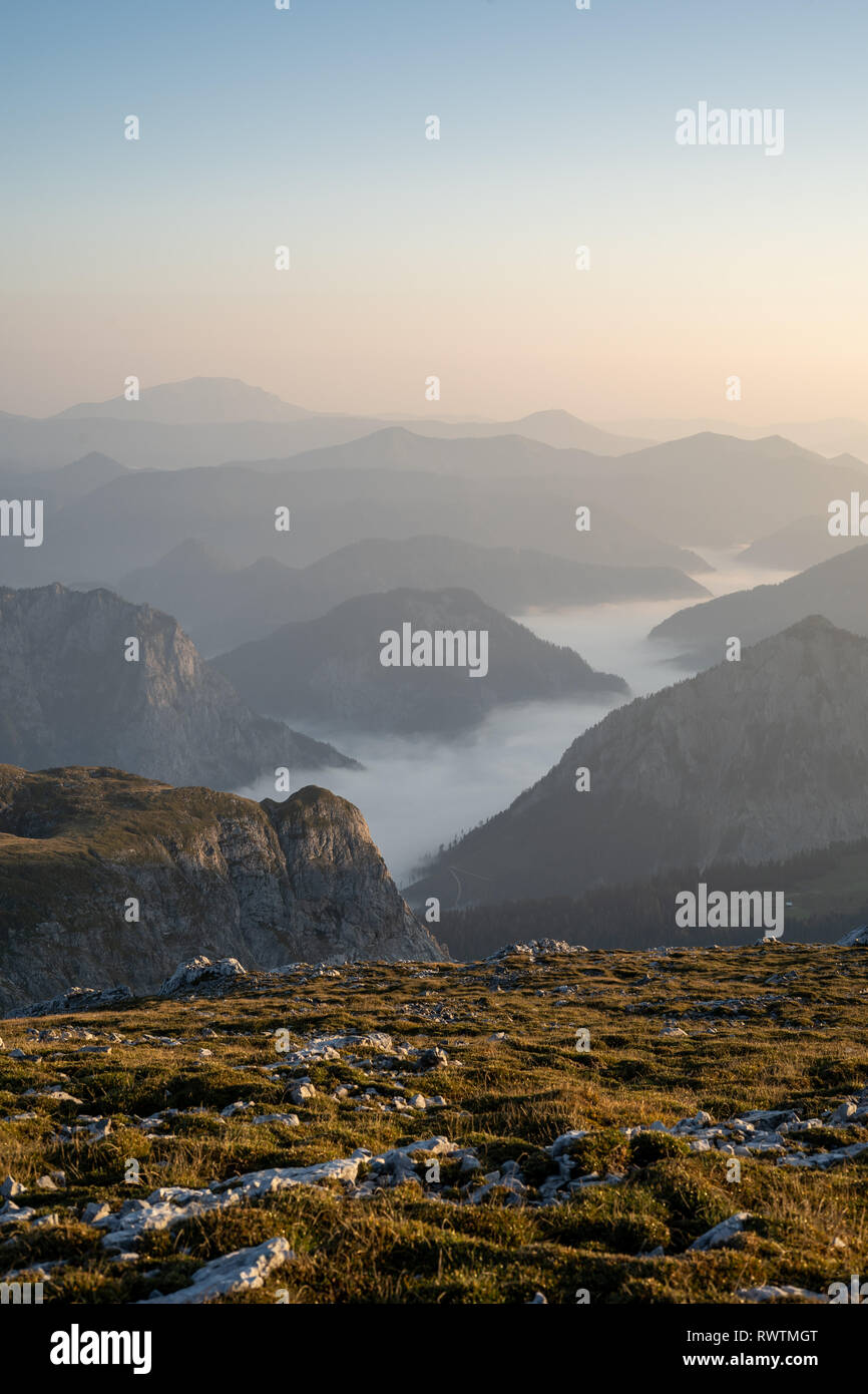 Die nebligen Tal neben dem Hochschwab Berg in den frühen Morgen, Österreich Stockfoto