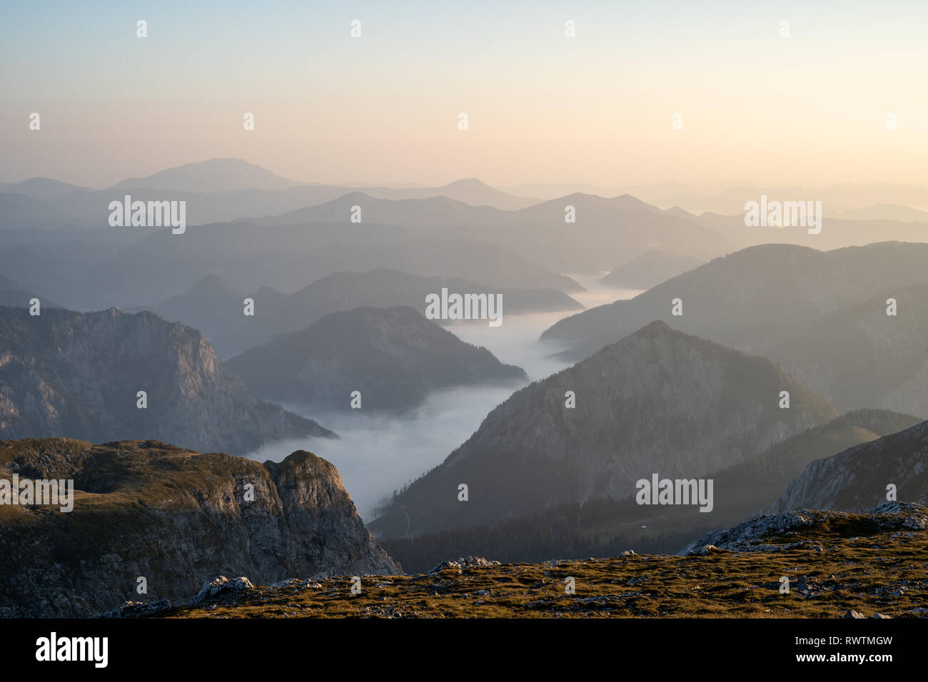 Die nebligen Tal neben dem Hochschwab Berg in den frühen Morgen, Österreich Stockfoto