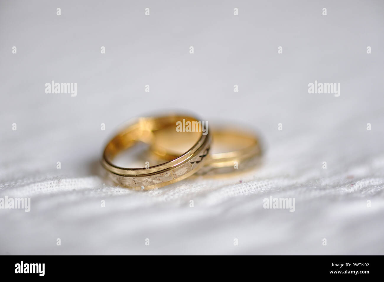 Zwei Hochzeit Gold Ringe auf einem weißen Tuch Stockfoto
