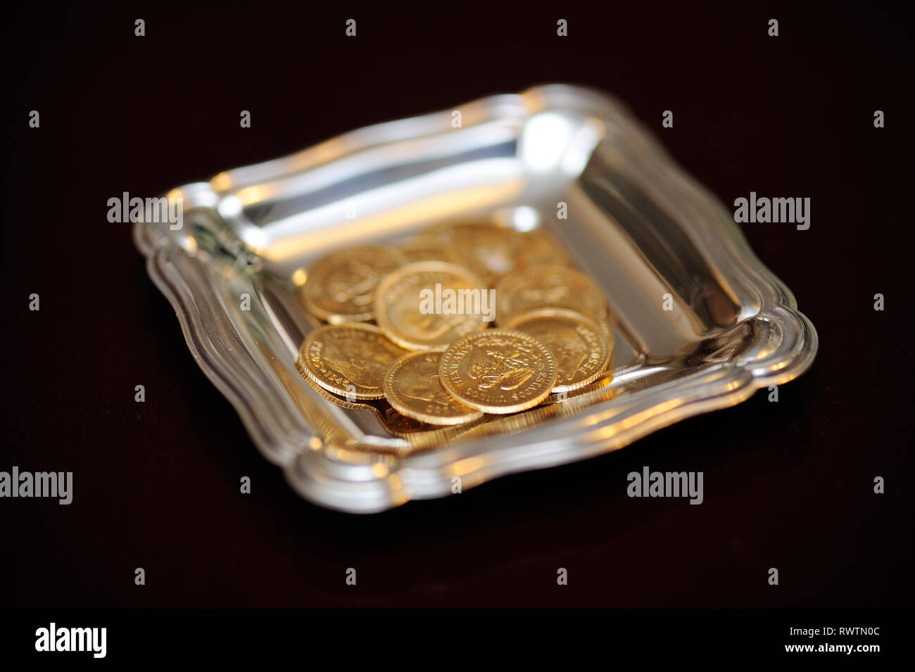 Hochzeit Arras, Gold Münzen, auf einem Silbertablett Stockfoto
