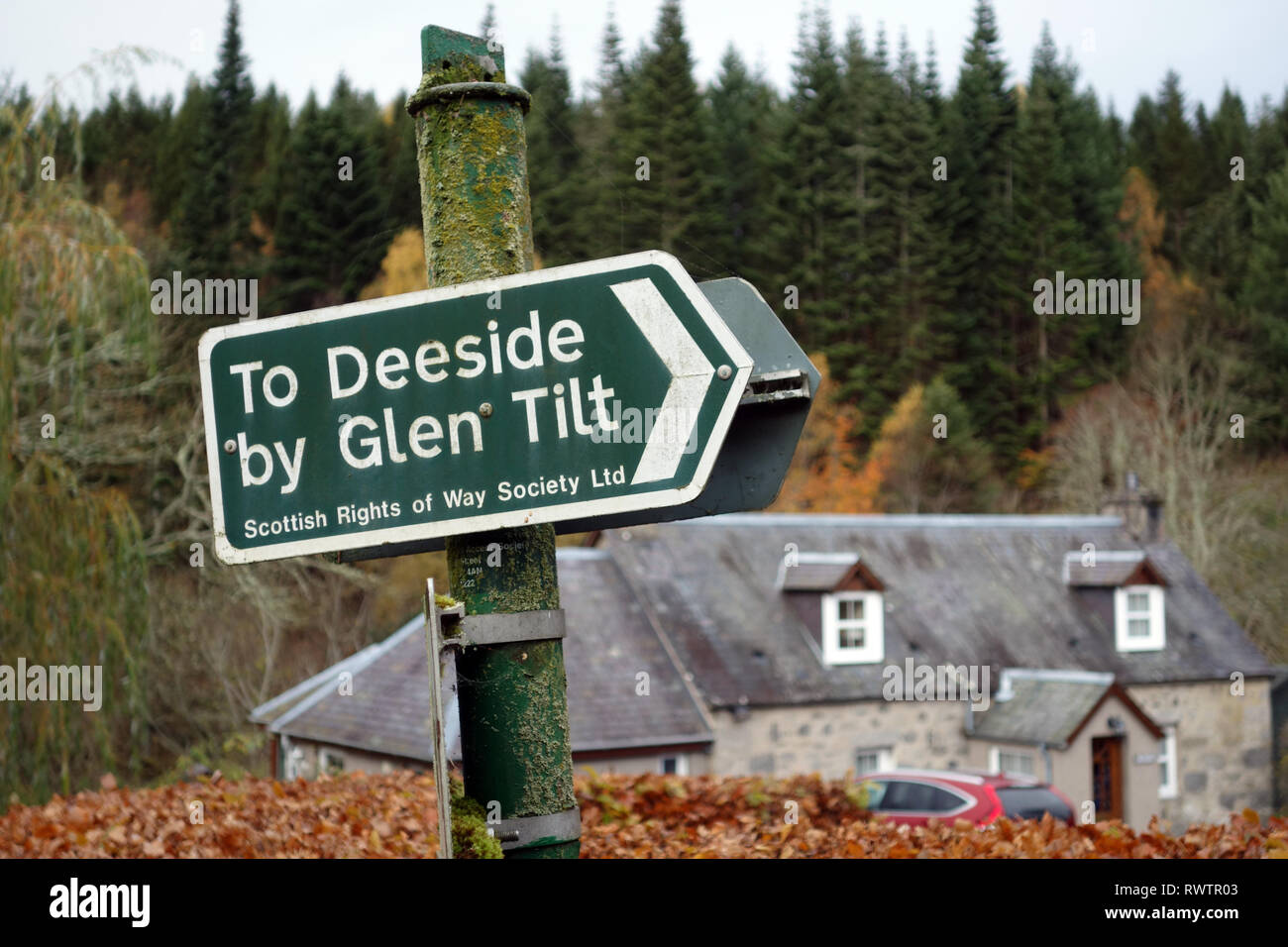 Metall Signpost Pointing durch Glen Neigung an der Alten Brücke von Tilt in Perthshire, Scottish Highlands, Großbritannien Deeside. Stockfoto