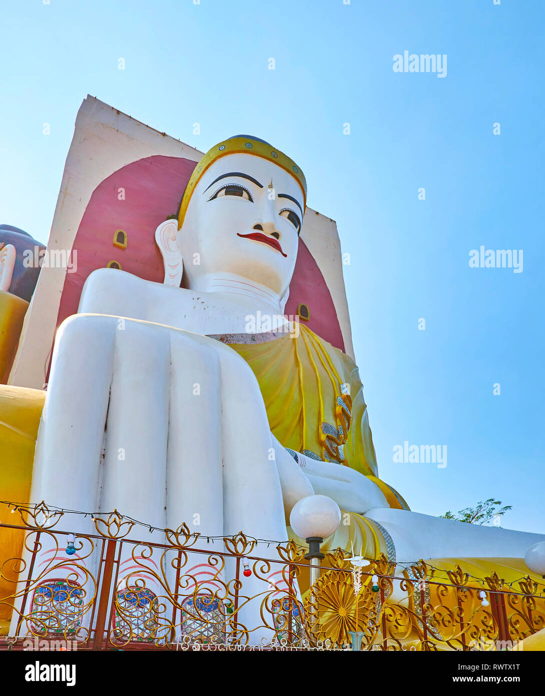 Kyaik Pun Pagode ist berühmt für seine riesigen Statuen von vier Buddhas, dass riched Nirvana, Bago, Myanmar. Stockfoto