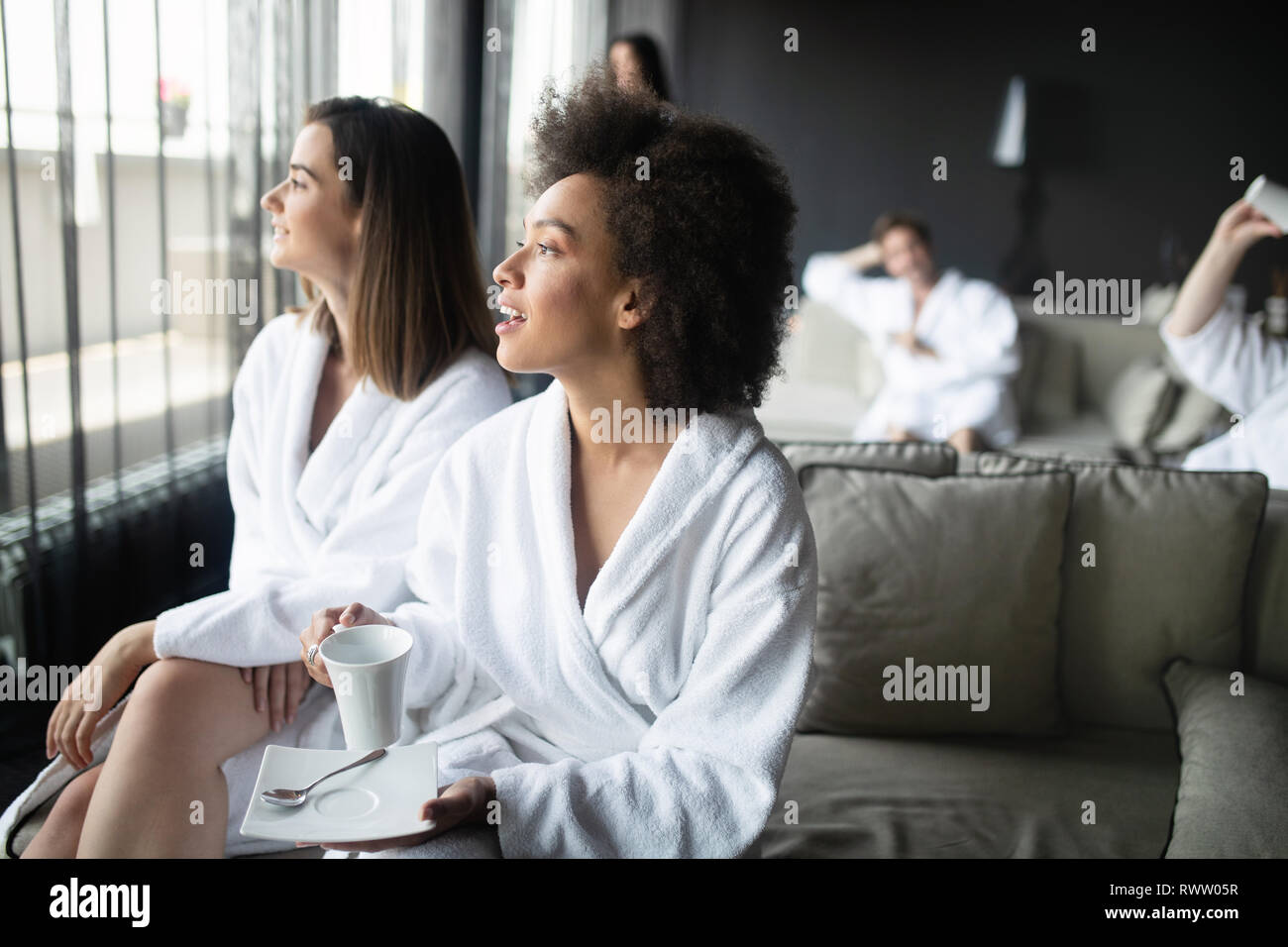 Frauen entspannen und Teetrinken in Roben Wellness Wochenende Stockfoto
