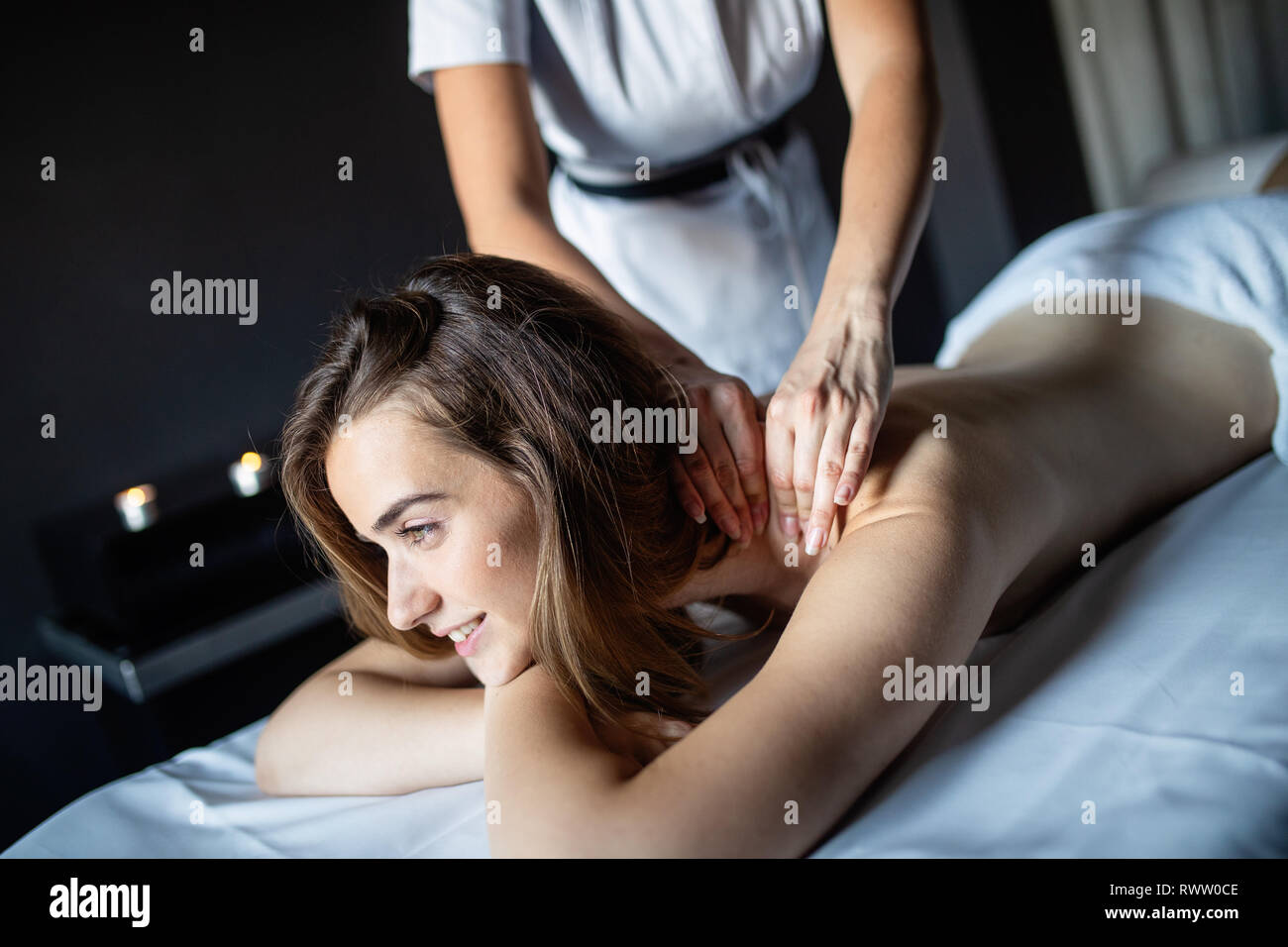 Gesundheit, Schönheit, Resort und Entspannung Konzept - schöne Frau in Spa Salon, Massage Stockfoto