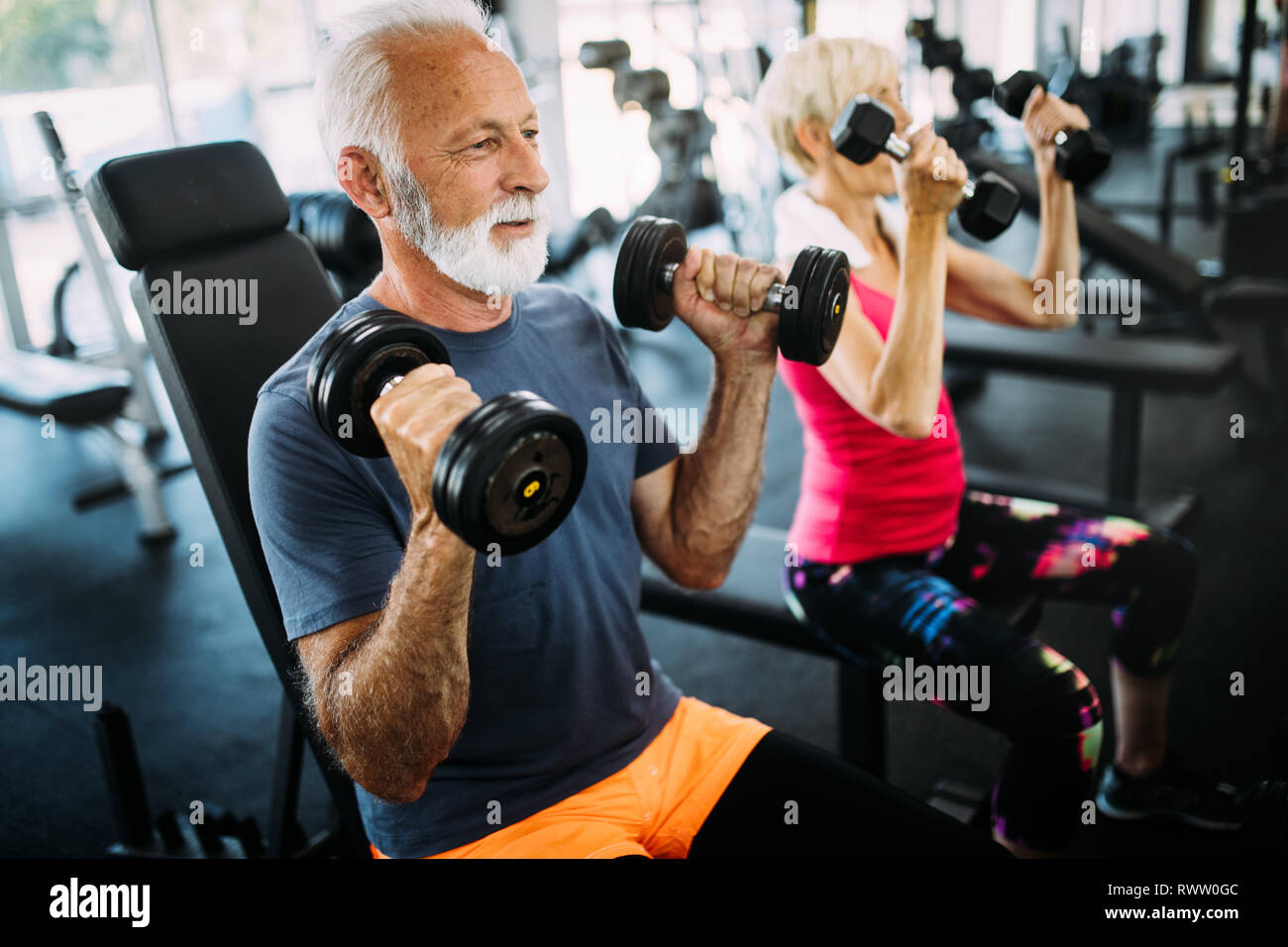 Senior passen Mann und Frau Übungen in der Turnhalle, um gesund zu bleiben Stockfoto