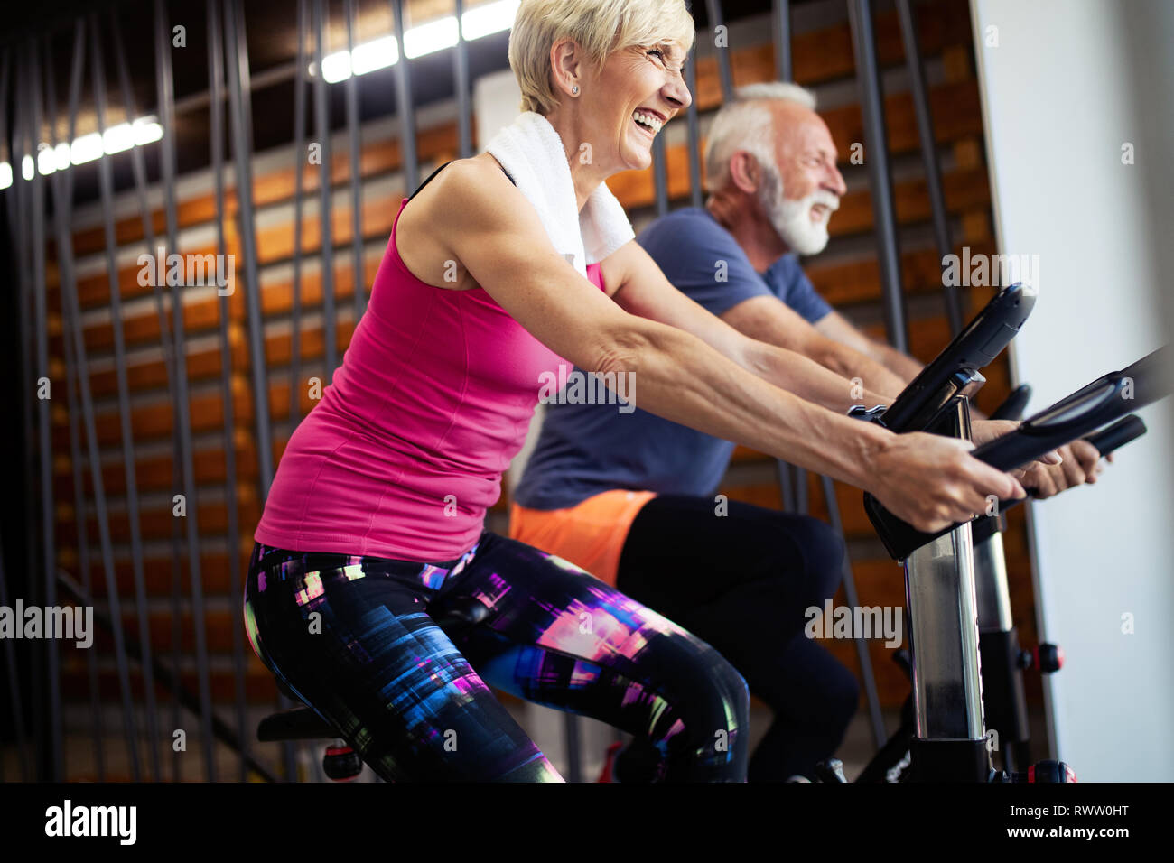 Reifen passen Menschen biken im Fitnessraum trainieren Beine tun cardio Workout radfahren Fahrräder Stockfoto