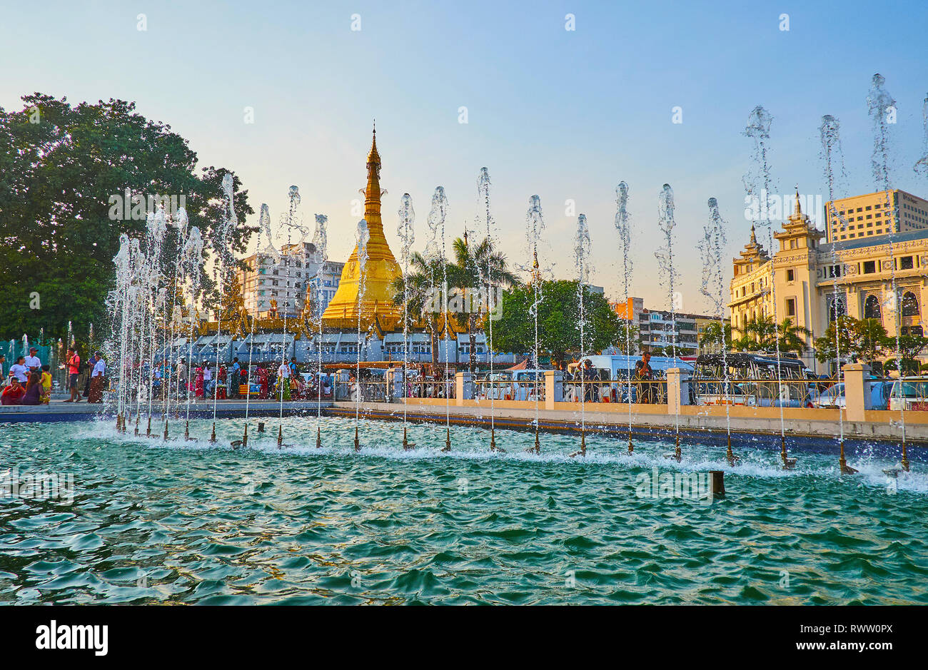 YANGON, MYANMAR - 15. Februar 2018: Der Blick auf goldene Sule Pagode durch den Brunnen von Maha Bandula Garten, liegt in der Innenstadt, am 15. Februar Stockfoto