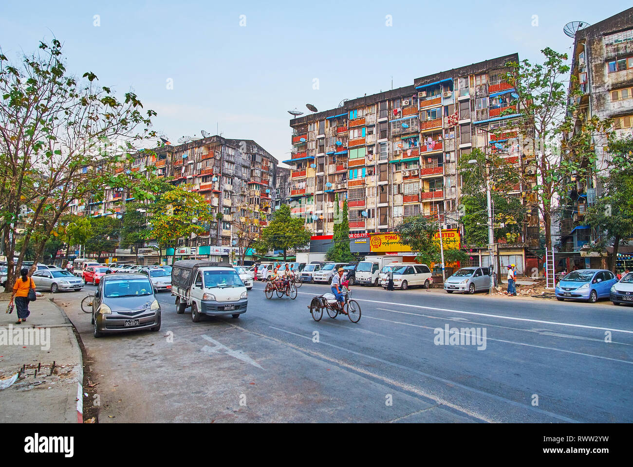 YANGON, MYANMAR - 15. FEBRUAR 2018: Die schäbige Wohngebäude in Botataung Pagoda Road, am 15. Februar in Yangon. Stockfoto