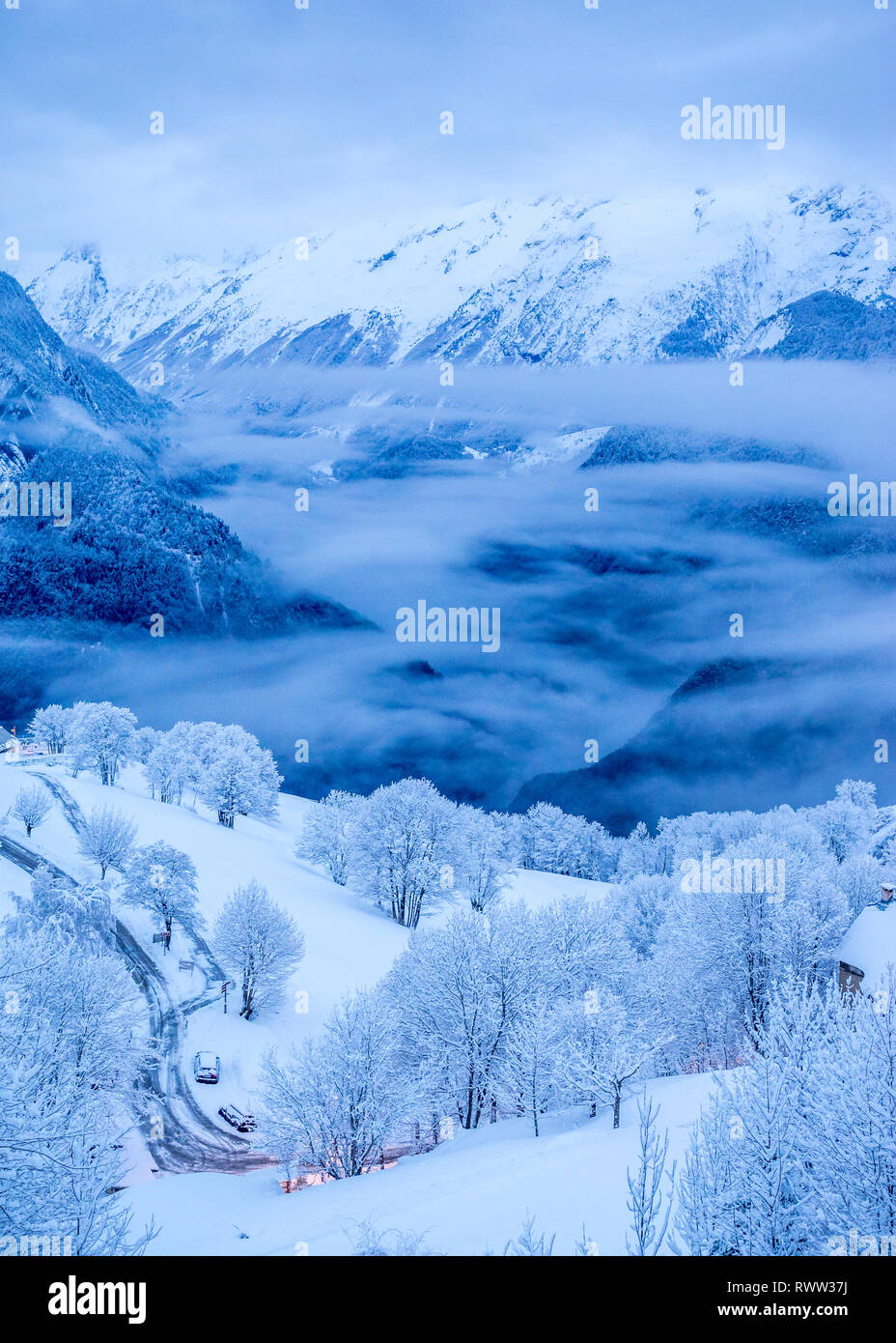 Alpine Valley von oben Berg Hintergrund vor der Morgendämmerung blaues Licht einer ruhigen beschaulichen ruhigen Morgen unberührte Jungfrau Schnee Nebel Nebel Nebel Stockfoto