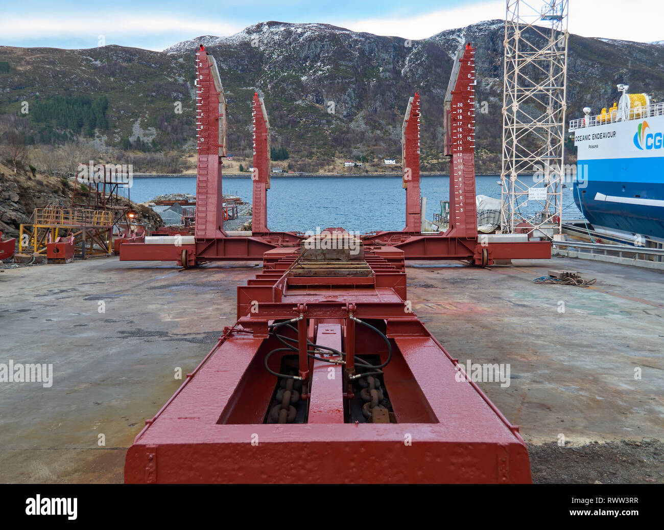 Ein Schiffe Fahrbahn an der Batbygg Werft in Norwegen, gebrauchte Schiffe aus dem Wasser zu ziehen, damit sie bearbeitet werden kann. Maloy, Norwegen. Stockfoto