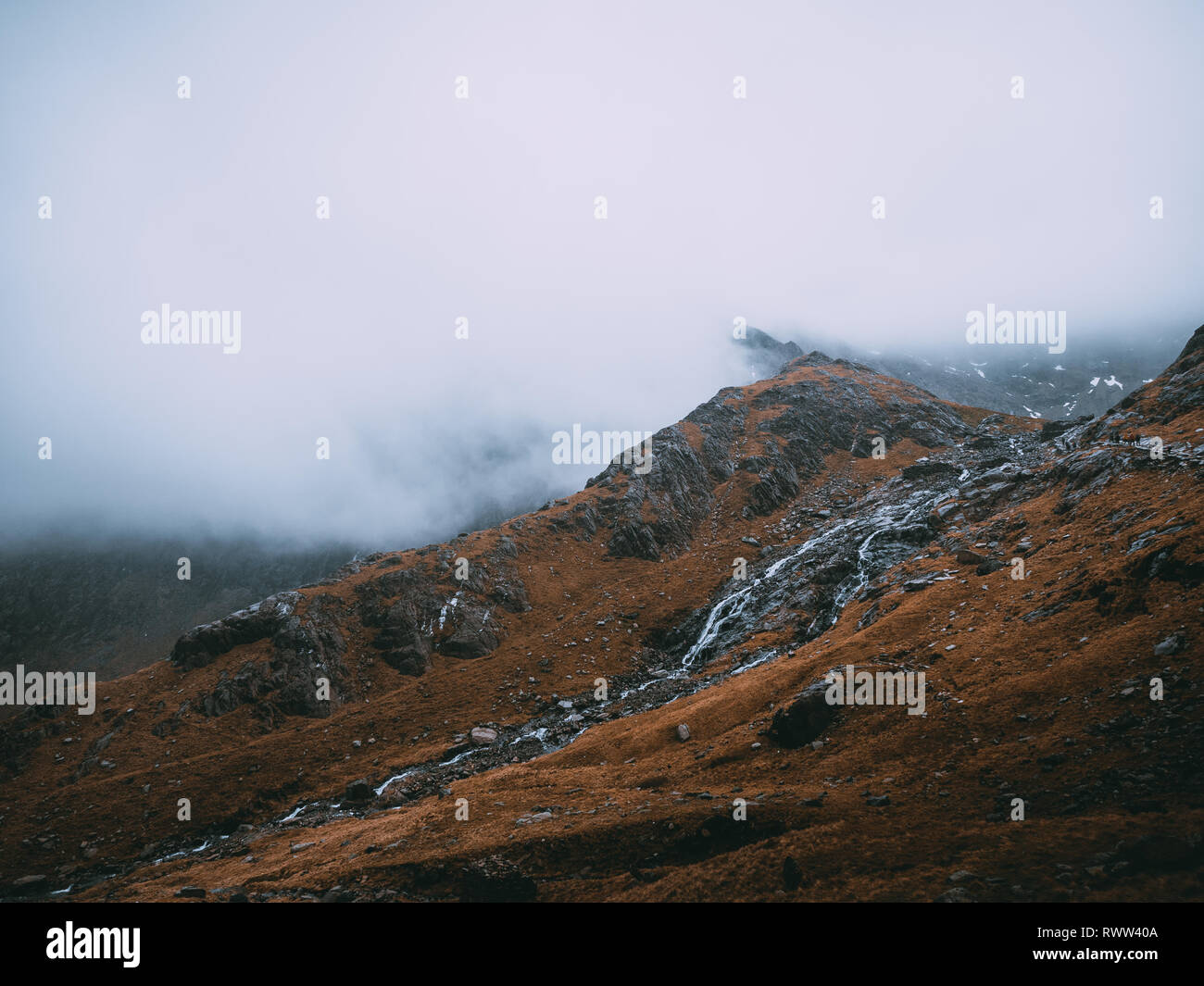 Landschaftsaufnahme mit Bergen und Gewässern in Snowdonia, Mount Snowdon, Wales, Großbritannien Stockfoto